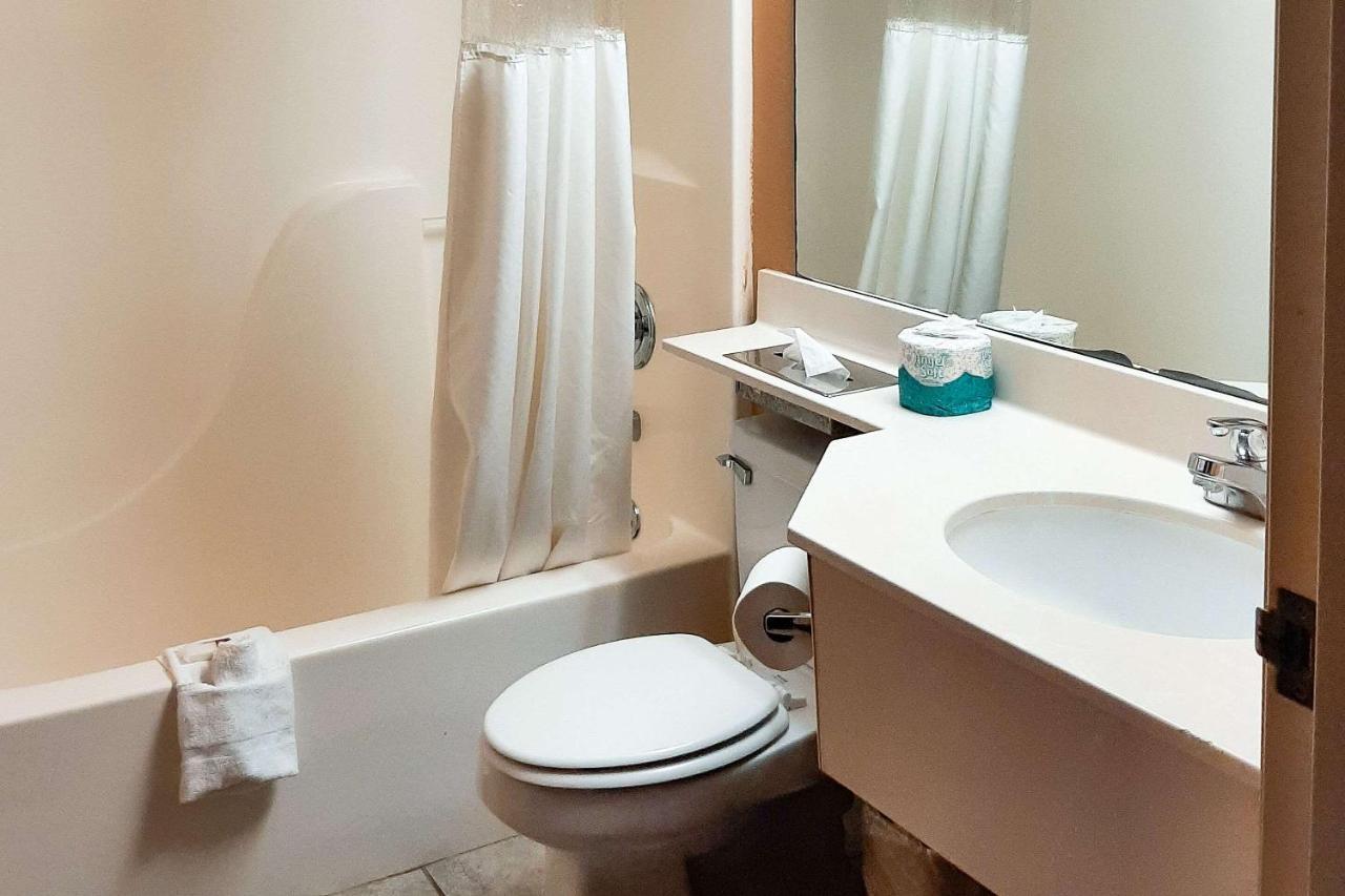 Starkville Inn & Suites Екстер'єр фото