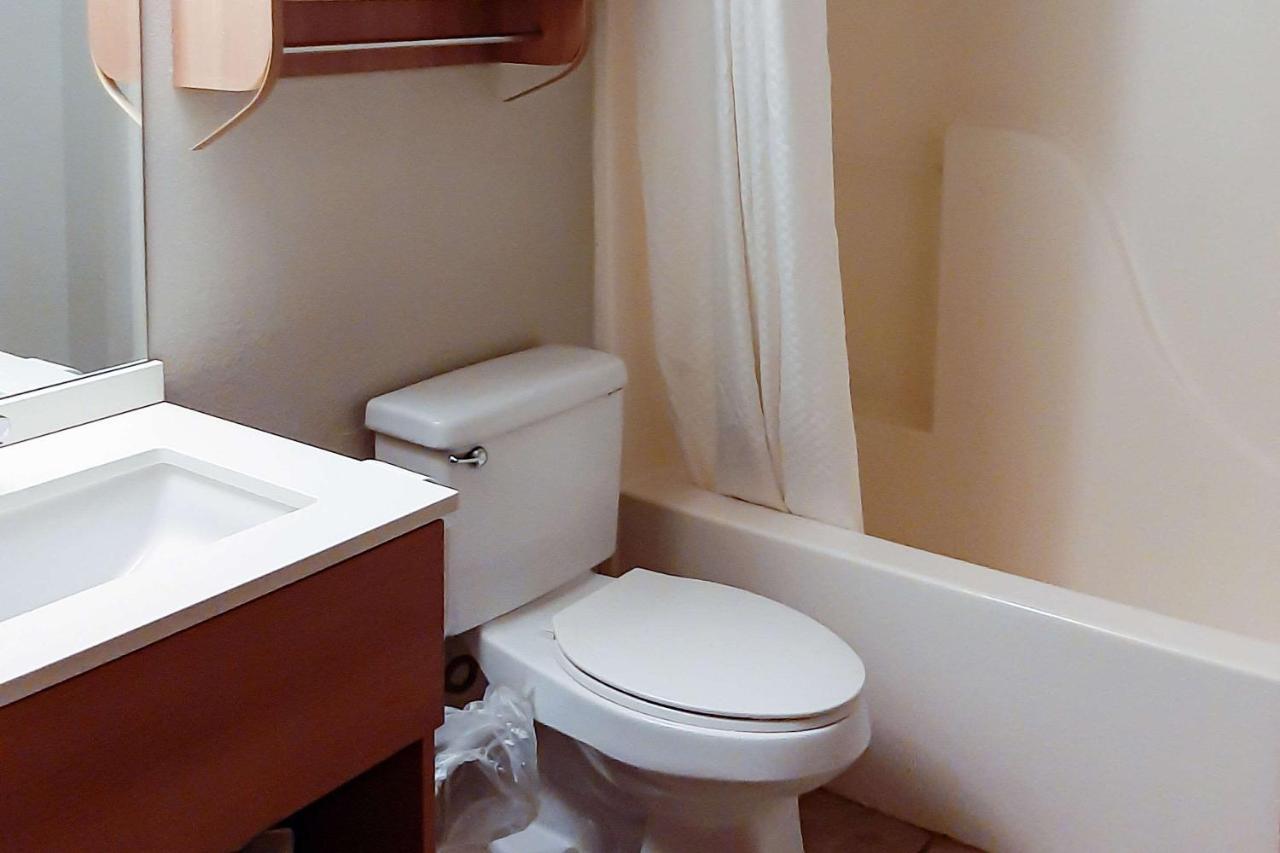 Starkville Inn & Suites Екстер'єр фото