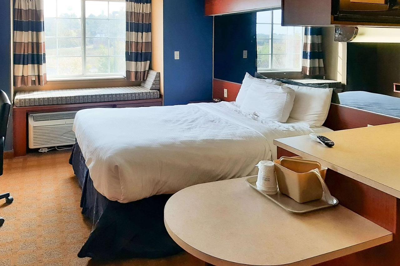 Starkville Inn & Suites Екстер'єр фото