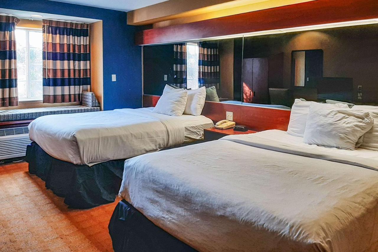 Starkville Inn & Suites Екстер'єр фото