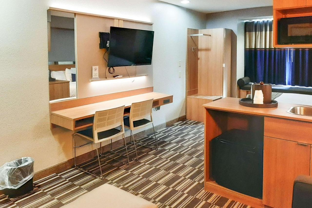Starkville Inn & Suites Екстер'єр фото